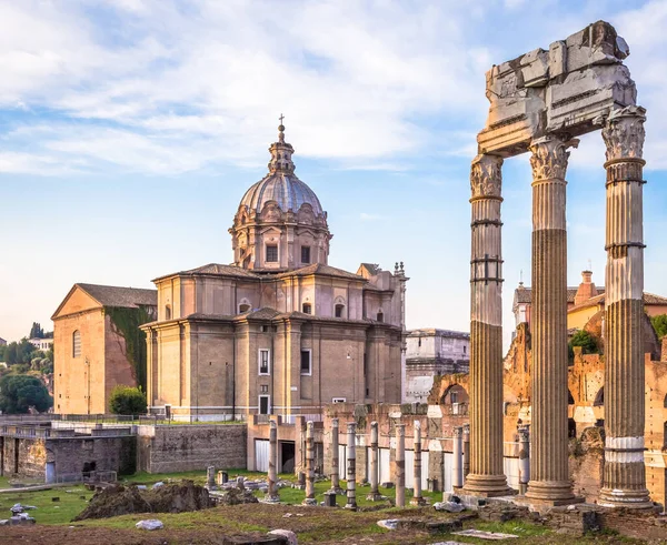 意大利 Circa August 2020 罗马古代建筑上的日出光与蓝天 — 图库照片