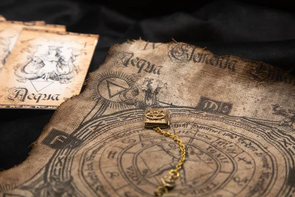 古代深奥的巫术背景 神秘主义和异教的古老符号 带有神秘的符文和字母表 — 图库照片