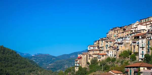 Apricale Italy Circa August 2020 由意大利利古里亚地区的石头建成的传统古老村庄 蓝天和彩色空间 — 图库照片