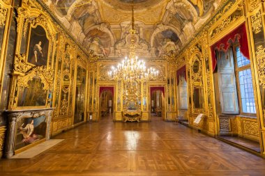 Torino, İtalya - Ocak 2022: Carignano Sarayı 'ndaki barok eski oda