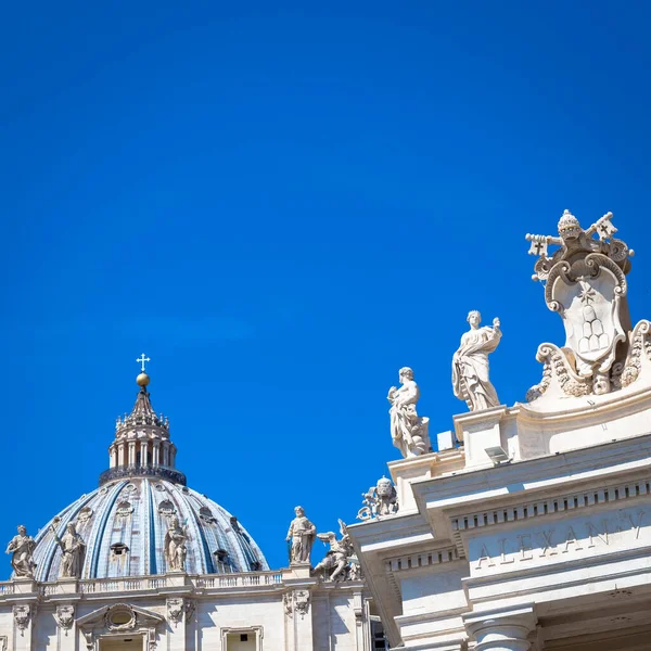 梵蒂冈在罗马 圣彼得教堂Cupola的细节位于贝尼尼柱廊之上 — 图库照片