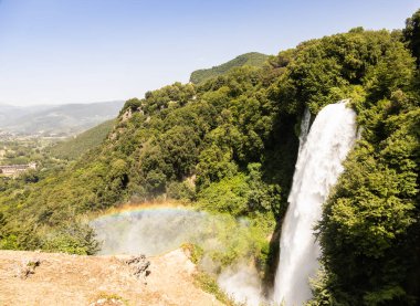 İtalya 'nın Umbria bölgesinde Marmore şelalesi. Ağaçlar ve kayalarla doğaya sıçrayan inanılmaz çağlayanlar..