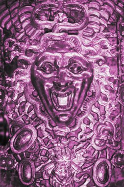 Medusa canavarı. Gorgon 'un yüzü, saçlarında yılanlar olan kötülüğün gotik sembolü.