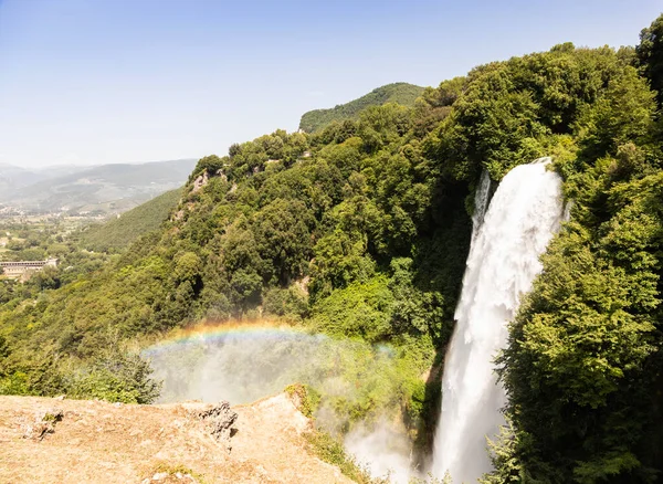 İtalya 'nın Umbria bölgesinde Marmore şelalesi. Ağaçlar ve kayalarla doğaya sıçrayan inanılmaz çağlayanlar..