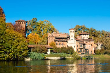 Torino, İtalya - Kasım 2021: Sonbaharda gündoğumunda Torino Valentino kalesi manzaralı açık hava panoraması