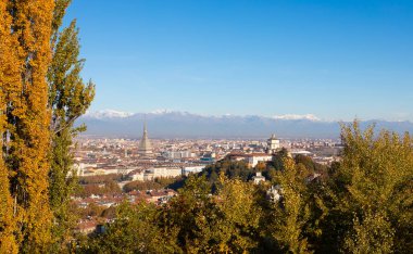 Torino, İtalya - Kasım 2021: Alpler ve Köstebek Antonelliana ile Panorama, Monte dei Cappuccini ile Piedmont Bölgesi 'nin simgesi Cappuccini Tepesi' nin silüeti. Gündoğumu ışığı, Sonbahar.