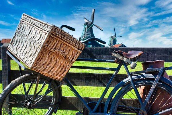 Yel Değirmeni Mavi Gökyüzü Arka Planlı Bisiklet Hollanda Amsterdam Yakın — Stok fotoğraf