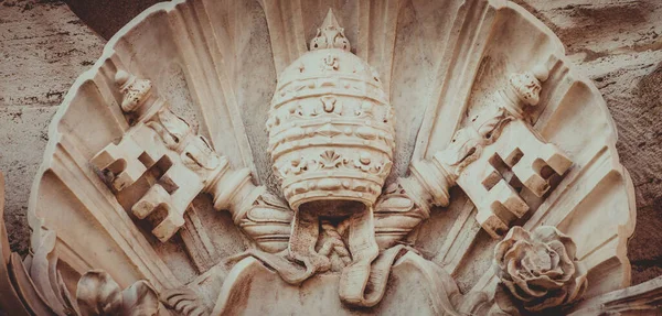 梵蒂冈国家象征 两个交叉钥匙和一个头冠 梵蒂冈城邦 — 图库照片