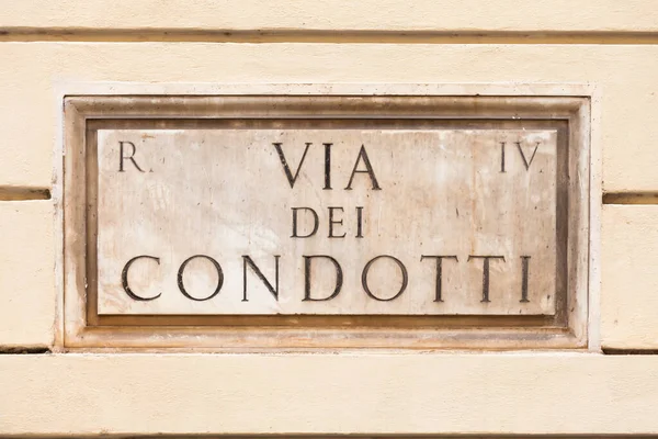 Roma, İtalya. Ünlü Condotti Yolu 'nun sokak plakası Via dei Condotti Roma lüks alışveriş merkezidir.