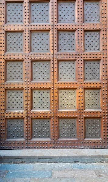 歴史的建造物のアンティークドア セキュリティ ミステリー グランジの概念 — ストック写真