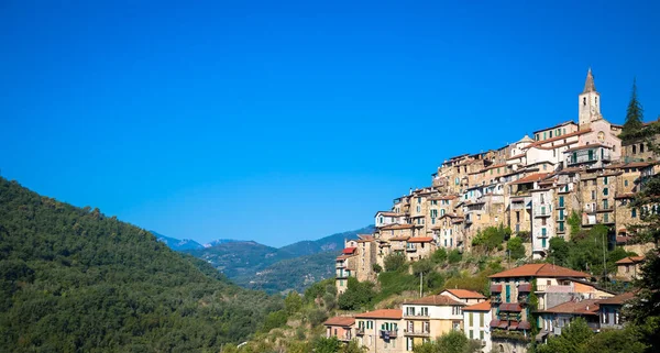 Apricale Italy Circa August 2020 由意大利利古里亚地区的石头建成的传统古老村庄 蓝天和彩色空间 — 图库照片