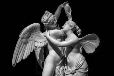 MİLAN, İtalya - Haziran 2020. Giovanni Maria Benzoni 'nin başyapıtı Aşk Tanrısı ve Ruh (Amore e psiche, 1845), sonsuz aşkın sembolü..