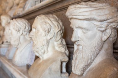 ROME, ITALY - CRCA AĞUSTOS 2020: Vatikan müzesinin iç koleksiyon perspektifi