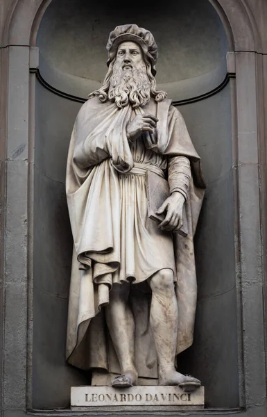 Leonardo Vinci Statue Genius Located Front Uffizi Gallery Florence Italy — Stock Photo, Image