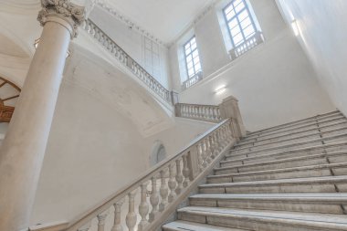 TURIN, İtalya - CIRCA MAYIS 2021: antik bir İtalyan sarayında mermerden yapılmış lüks merdiven