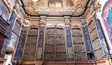 Milan, İtalya - Ağustos 2020. San Bernardino, Ossa Kilisesi 'ndeki Ossuary Şapeli. Her mimari detay insan kemiklerine bürünmüş..