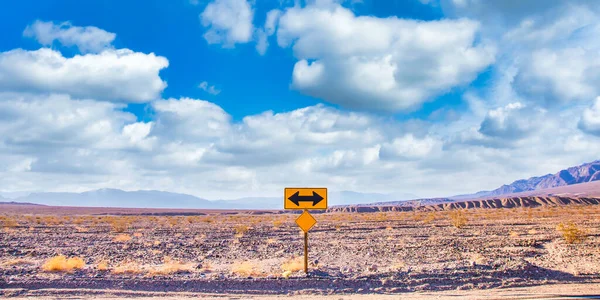 Wegweiser Der Wüste Mit Malerischem Blauen Himmel Und Weitem Horizont — Stockfoto