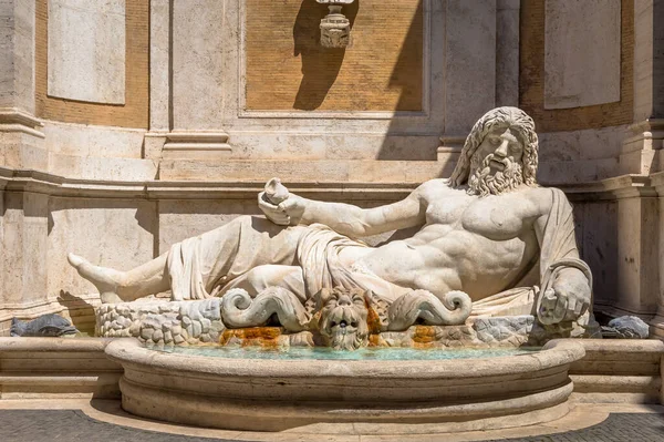 意大利 Circa August 2020 希腊著名的海洋神雕塑 名为Marforio 艺术中的经典神话 — 图库照片