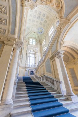 TURIN, İtalya - CIRCA HAZİRAN 2021: Avrupa 'nın en güzel Barok merdiveni Mona Sarayı' nda (Palazzo Mona) yer almaktadır. Lüks misketler, pencereler ve koridorlarla iç mekan.