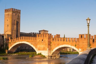 Verona, İtalya. Adige nehri üzerindeki Castelvecchio köprüsü. Şatonun eski manzarası gün doğumunda