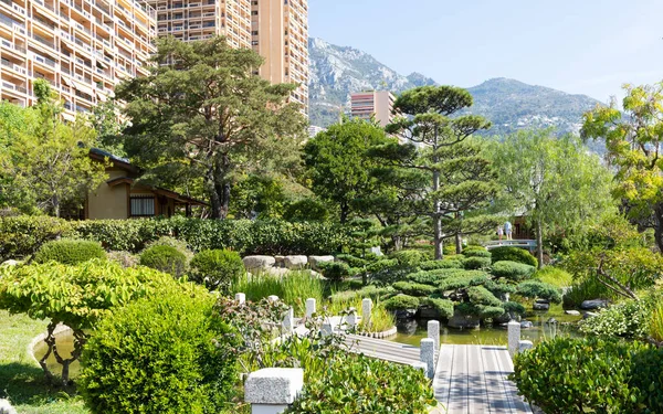 モンテカルロ 2022年8月 背景に街と日本庭園 — ストック写真