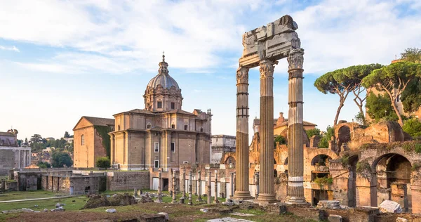 Rome Italy Circa Ağustos 2020 Roma Antik Mimarisinde Mavi Gökyüzü — Stok fotoğraf