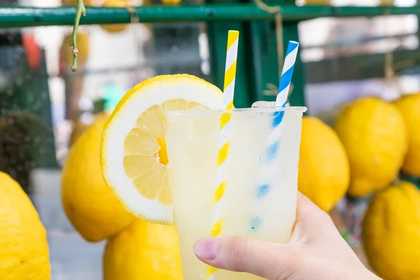 Mão Branca Com Limonada Fresca Saudável Durante Verão Com Fundo — Fotografia de Stock