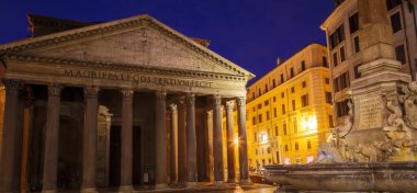 Roma, İtalya - CIRCA AĞUSTOS 2020: Geceleyin aydınlatılmış Pantheon. İtalya 'nın en ünlü tarihi simgelerinden biri..