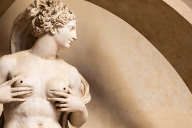 Floransa, İtalya - Temmuz 2021 dolaylarında. Şehvetli çıplak kadın heykeli. Taştan yapılmış güzel bir figür.