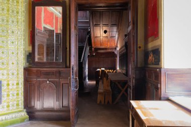 Ahşap çerçeveli antika bir ayna, İngiliz duvar panelleri, şömine ve Ukrayna 'daki Sharovsky şatosunun merdivenleri manzaralı.