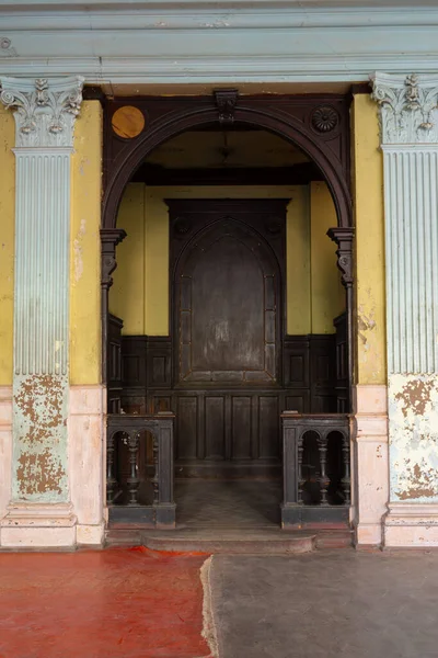 Fragmento del interior de la sala ceremonial, un nicho para músicos, enmarcado por columnas en el estilo neogático en el castillo de Sharovsky, Ucrania — Foto de Stock