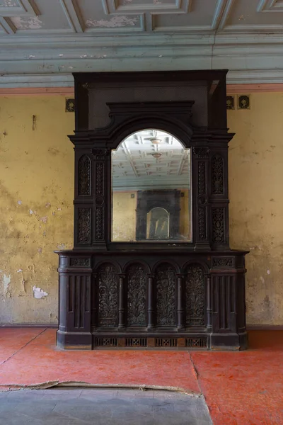 Hermoso espejo antiguo en un marco de madera en el interior de la sala ceremonial en el castillo de Sharovsky, Ucrania — Foto de Stock