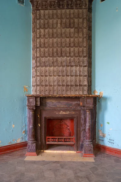 Vintage hermosa chimenea decorada con azulejos de cerámica marrón en la habitación azul en el castillo de Sharovsky, Ucrania — Foto de Stock