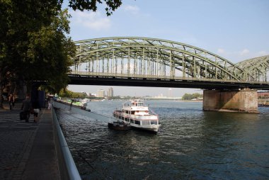 İskelede, köprünün yanında.