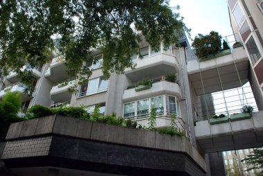 Almanya 'da bir yerleşim yerinin balkonlarının alt görüntüsü.