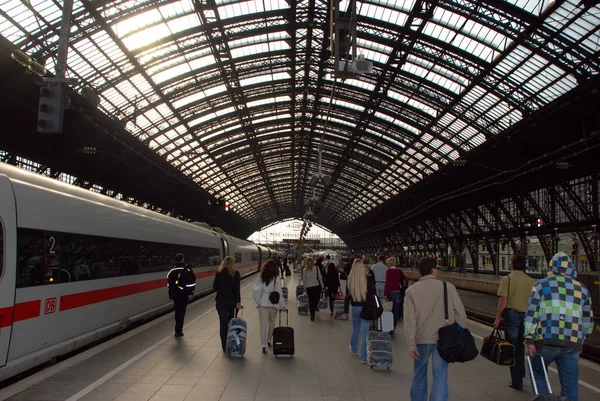 Tren Almanya 'nın Köln kentindeki platformda duruyor.