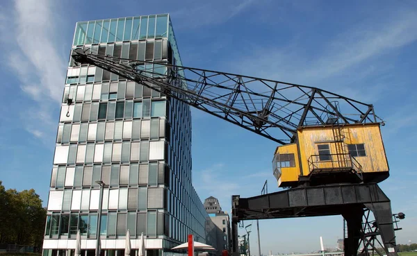 Grúa Portuaria Sobre Telón Fondo Edificio Terraplén Ciudad Colonia Alemania — Foto de Stock