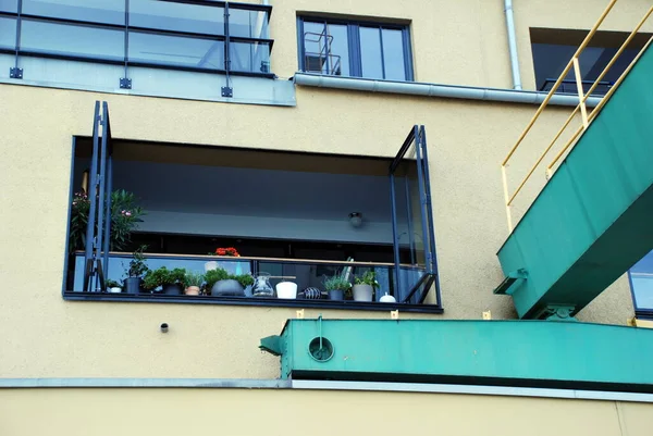 Pencere kenarında çiçekler olan açık pencere, Köln, Almanya