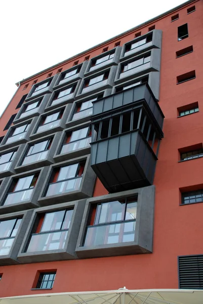 Casa Roja Inusual Con Prominente Balcón Negro — Foto de Stock