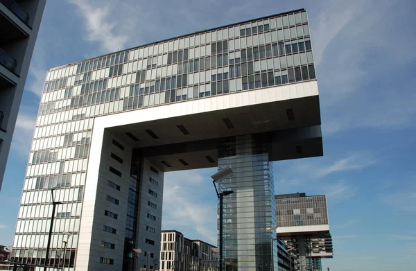 Edificio Original Con Revestimiento Vidrio Acero Tiene Una Forma Inusual —  Fotos de Stock