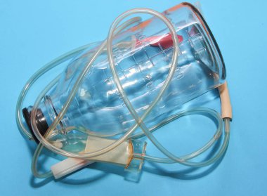 Bir şişe çözeltisi olan indirme sistemi.