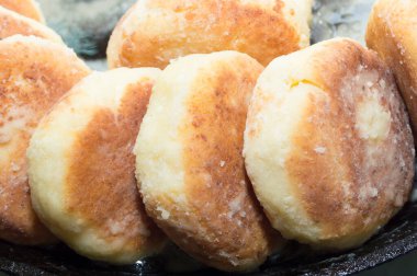 Süzme peynirli kekler, kızartma tavasında pişirme.