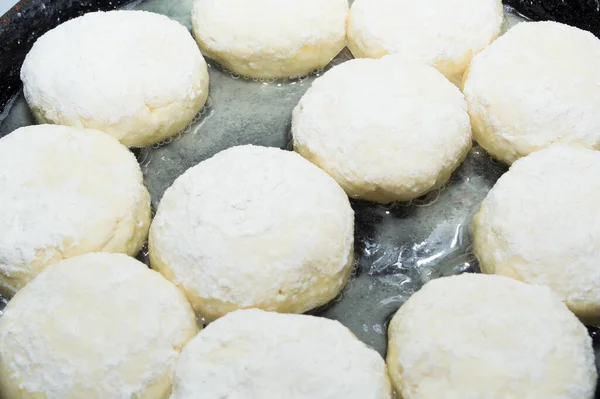 Proces Pieczenia Świeżych Wypieków Serniki Wiejskie Patelni — Zdjęcie stockowe