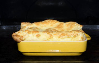 Kahvaltı için sarı seramik kabarık yumurta güveci..