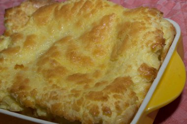 Kahvaltı için sarı seramik kabarık yumurta güveci..