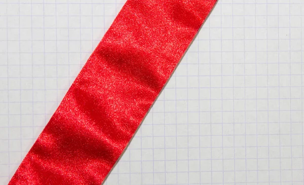 Trozo Papel Una Jaula Con Una Cinta Roja Brillante Diagonal — Foto de Stock