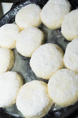 Taze hamur işleri yapma süreci. Kızartma tavasında süzme peynirli kekler..