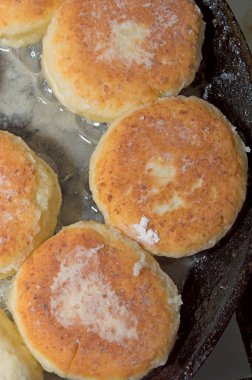 Süzme peynirli kekler, kızartma tavasında pişirme.