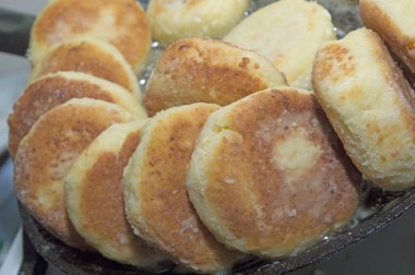 Süzme peynirli kekler, kızartma tavasında pişirme.