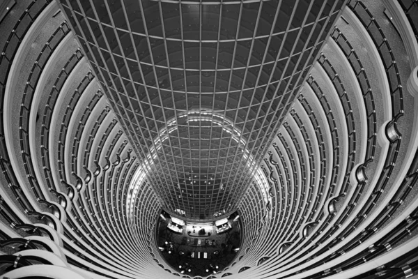 Атриум внутри башни Цзинь Мао, Шанхай, Китай — стоковое фото